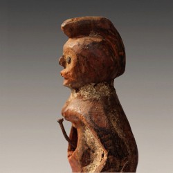 Petite et ancienne statuette Mambila Kaka traces sacrificielles