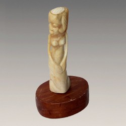 Figure d'ancetre en corne sculptee Royaume Kuba