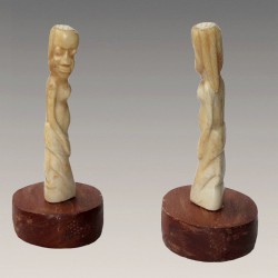 Figure d'ancetre en corne sculptee Congo
