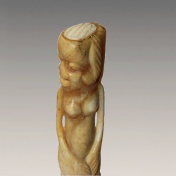 Figure d'ancetre en corne sculptee ancien