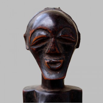 Statuette Songye prestige et pouvoir Chef de village detail