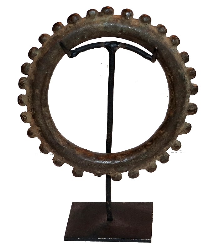 Bracelet Dan en bronze sur socle