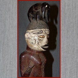 Statuette Kuyu en figure d’ancêtre la tête