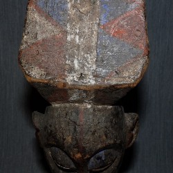 statuette poteau protecteur Suku vue de près